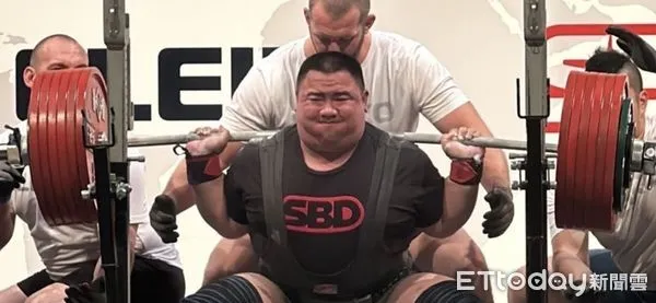 ▲▼玉里高中柯冠廷參加亞洲盃健力錦標賽，榮獲4面金牌並打破4項亞洲青少年紀錄。（圖／記者王兆麟翻攝，下同）