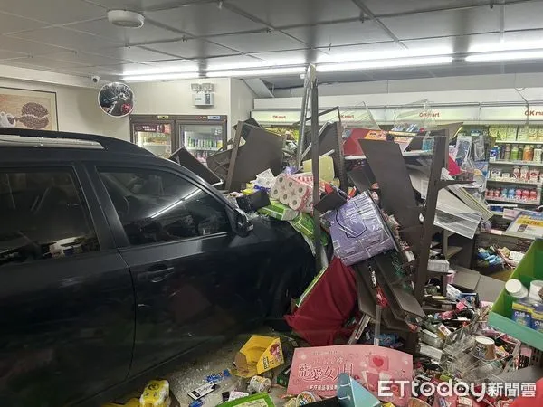 ▲新北汐止13日中午發生車輛暴衝撞入超商意外，所幸無人受傷。（圖／記者張君豪翻攝）