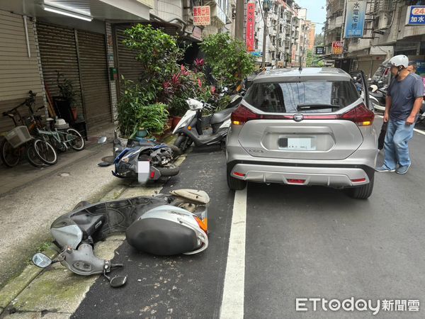 ▲▼ 詐騙車手驚慌撞3機車棄車逃逸            。（圖／記者戴上容翻攝）