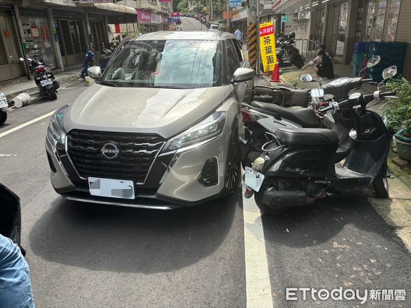 ▲▼ 詐騙車手驚慌撞3機車棄車逃逸            。（圖／記者戴上容翻攝）