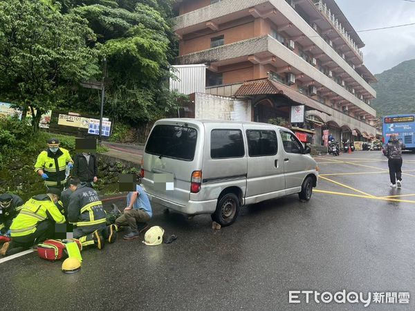 ▲新北市瑞芳區勸濟堂車禍，一人當場無呼吸心跳送醫搶救中。（圖／記者郭世賢翻攝，下同）