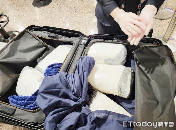 ▲航警局會同海關人員於今年3月間在桃園機場，查獲加拿大籍女子行李夾藏第三級毒品K他命25.3公斤。（圖／記者沈繼昌翻攝）