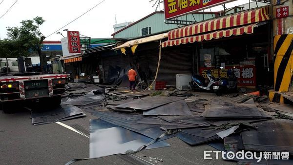 ▲▼1輛曳引車綑綁不實，上噸鋼板滑落，擊毀2輛機車。（圖／民眾提供，下同）