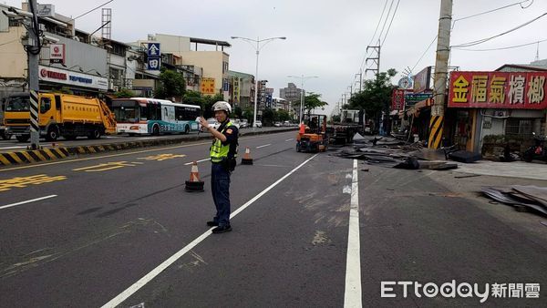 ▲▼1輛曳引車綑綁不實，上噸鋼板滑落，擊毀2輛機車。（圖／民眾提供，下同）