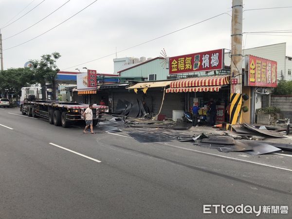 ▲▼1輛曳引車綑綁不實，上噸鋼板滑落，擊毀2輛機車。（圖／民眾提供，下同）