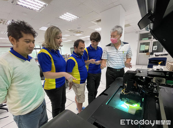 ▲勞動部雲嘉南分署國合會合作開辦「3D列印技職班」，指導來自拉美6國11名學員學習3D列印技術。（圖／記者林東良翻攝，下同）