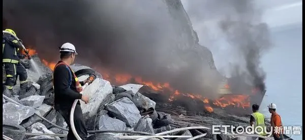 ▲▼廢輪胎起火持續延燒，花蓮消防局特搜隊仍於現場滅火。（圖／記者王兆麟翻攝，下同）