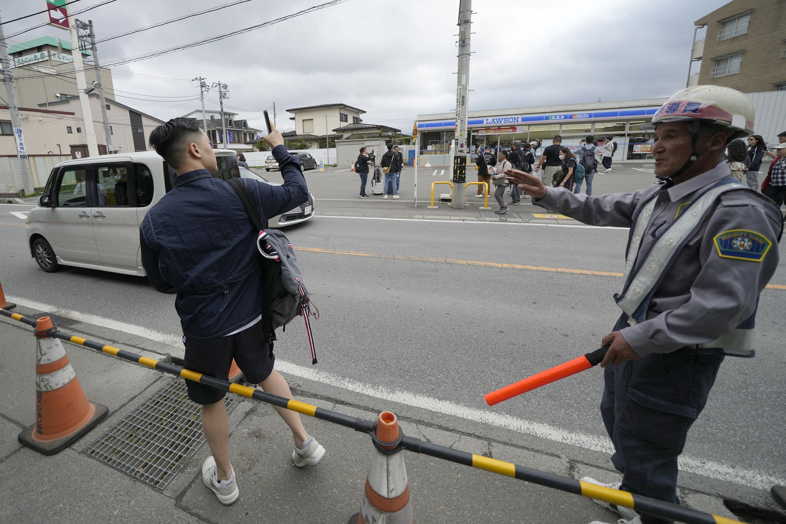 ▲▼ 日本河口湖車站外一家便利商店近年成為遊客拍攝富士山熱門景點，當地公所設置阻擋拍攝的黑布預計21日完工。（圖／達志影像／美聯社）