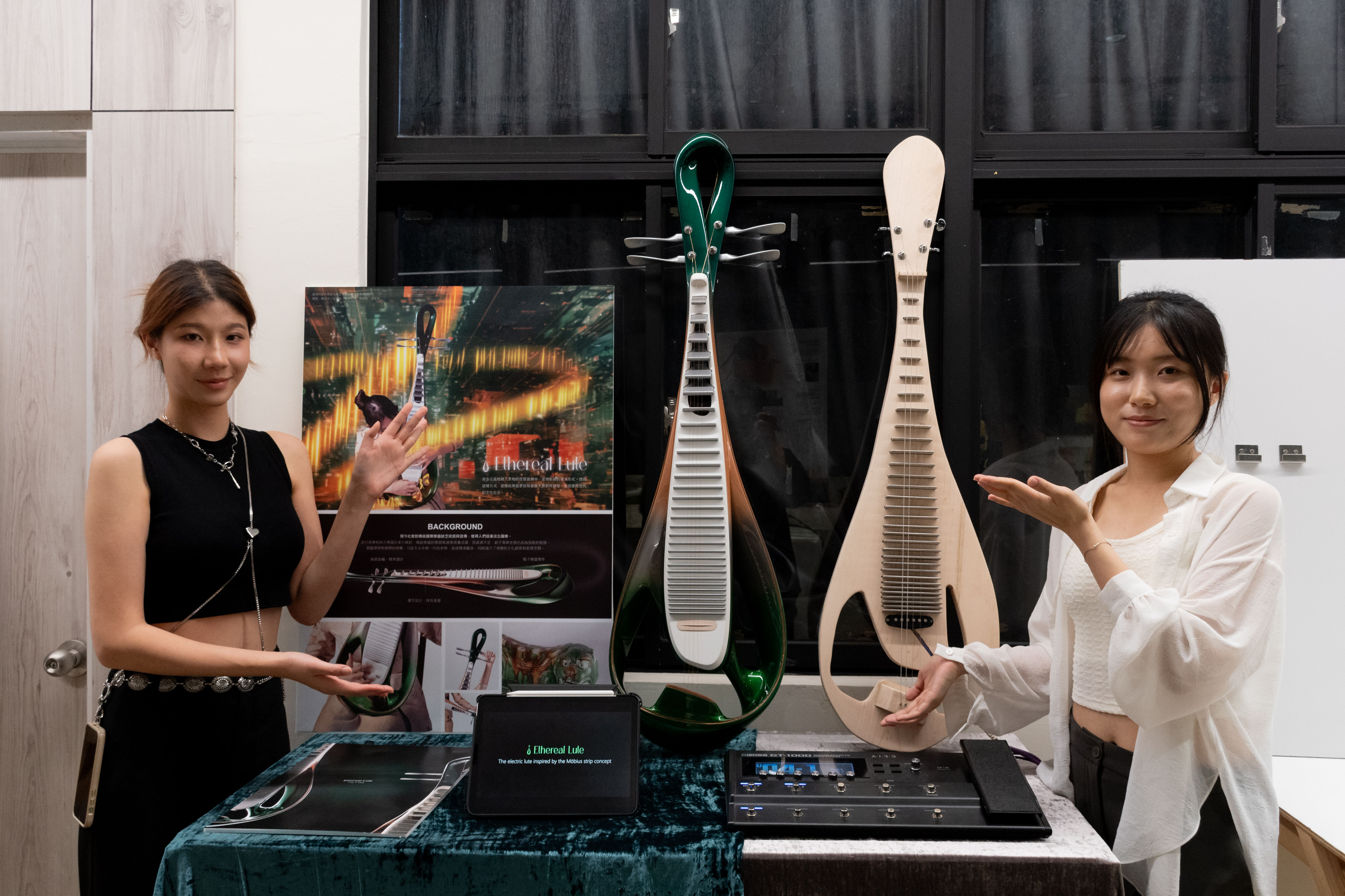 ▲▼工業設計組黃湘庭(左)、陳姿伶(右)的《電琵幻音》致力於重新喚起對傳統國樂的興趣，大膽翻玩樂器設計。（圖／台科大提供）