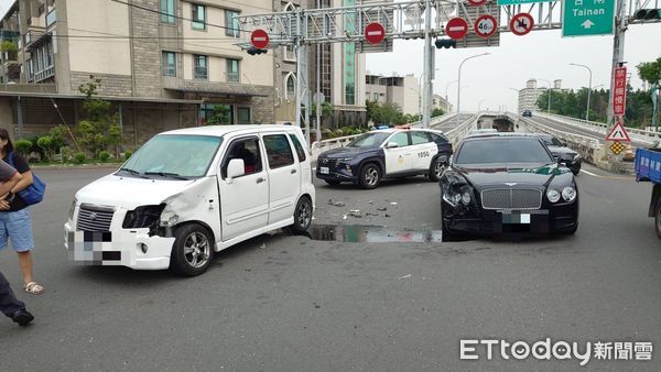 ▲▼台南賓利車禍             。（圖／記者林東良翻攝）