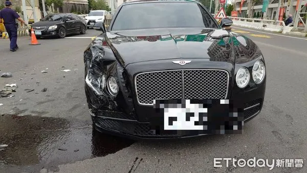 ▲▼台南賓利車禍             。（圖／記者林東良翻攝）