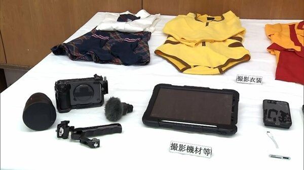 警方搜出道具服與攝影器材。（翻自X平台）