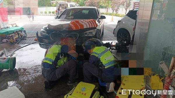 ▲▼             嘉義加油站女員工洗車被BMW撞倒。（圖／記者翁伊森翻攝）