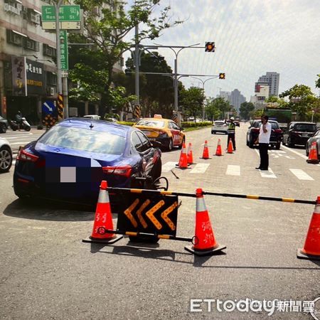 ▲1部瑪莎拉蒂小客車不明原因失控，衝進施工工地，還撞傷監工人員，幸好輕微擦挫傷，全案肇事原因由市警六分局調查處理中。（圖／記者林東良翻攝，下同）