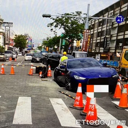 ▲1部瑪莎拉蒂小客車不明原因失控，衝進施工工地，還撞傷監工人員，幸好輕微擦挫傷，全案肇事原因由市警六分局調查處理中。（圖／記者林東良翻攝，下同）