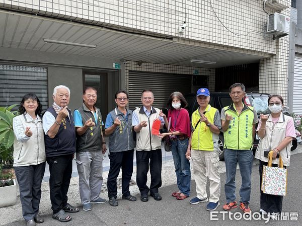 ▲台南市勞工局結合5個市級總工會，針對家境困苦又遭逢職災事故勞工，致贈弱勢職災勞工家庭慰問金。（圖／記者林東良翻攝，下同）