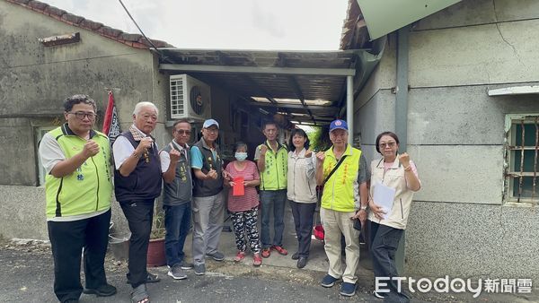 ▲台南市勞工局結合5個市級總工會，針對家境困苦又遭逢職災事故勞工，致贈弱勢職災勞工家庭慰問金。（圖／記者林東良翻攝，下同）