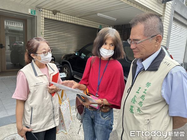 ▲台南市勞工局結合5個市級總工會，針對家境困苦又遭逢職災事故勞工，致贈弱勢職災勞工家庭慰問金。（圖／記者林東良翻攝，下同）