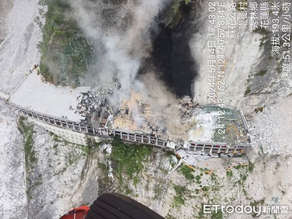 ▲▼花蓮「清水明隧道」大火　出動黑鷹直升機灌救。（圖／記者羅雨恆翻攝）