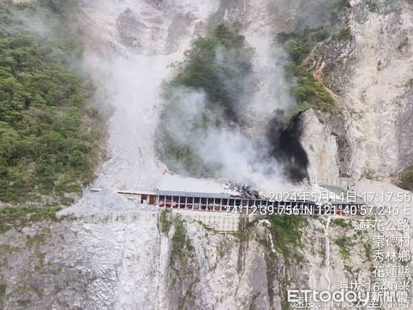 ▲▼花蓮「清水明隧道」大火　出動黑鷹直升機灌救。（圖／記者羅雨恆翻攝）