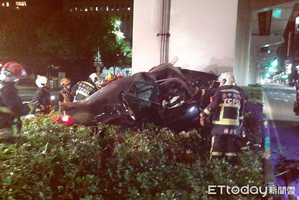 [新聞] 台中28歲男開BMW　凌晨自撞捷運站柱體亡