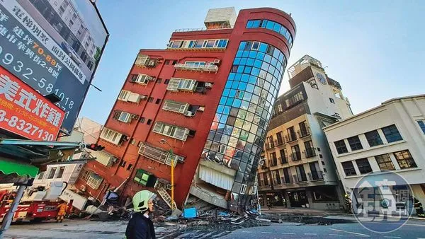 花蓮市天王星大樓在地震中傾倒，引發全台對建築結構安全的重視。