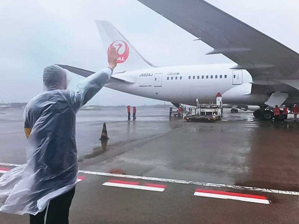2021年日本政府向台灣致贈疫苗，駐日代表謝長廷到成田機場親送該班機。（翻攝謝長廷臉書）
