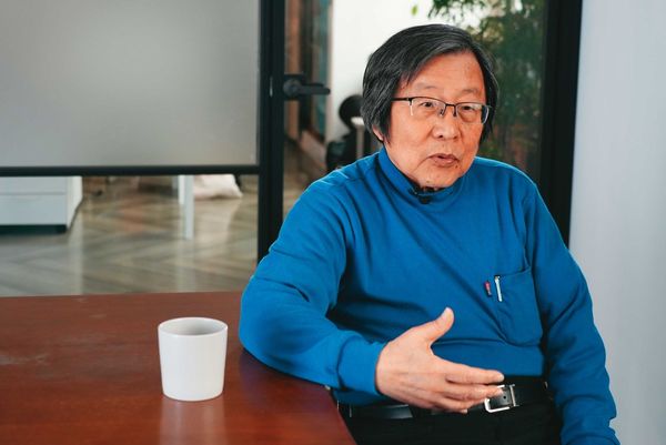 邱義仁（圖）接受紀錄片團隊專訪，回顧台灣過去幾任總統的表現。（翻攝《變局下的台灣》）