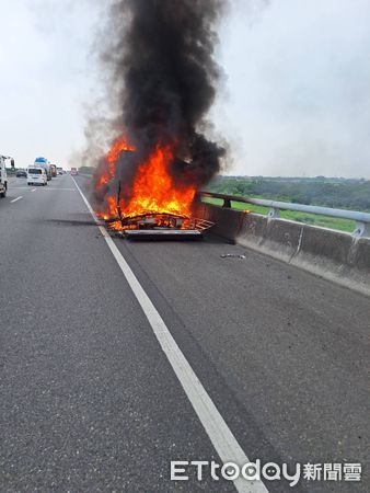 ▲▼       國一新營段小火車起火，1人受傷送醫      。（圖／記者林東良翻攝）