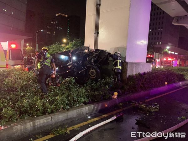 ▲▼台中28歲男子開心跟母親借車要去訪友，不料自撞捷運站柱體身亡。（圖／民眾提供，下同）