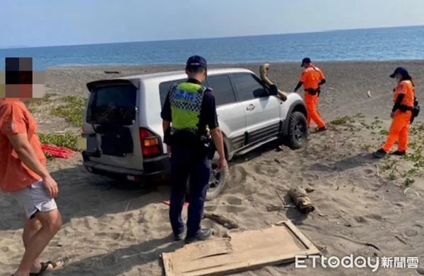 ▲枋寮警分局枋山分駐所警員張守逸協助遊客車輛脫困            。（圖／記者陳崑福翻攝）