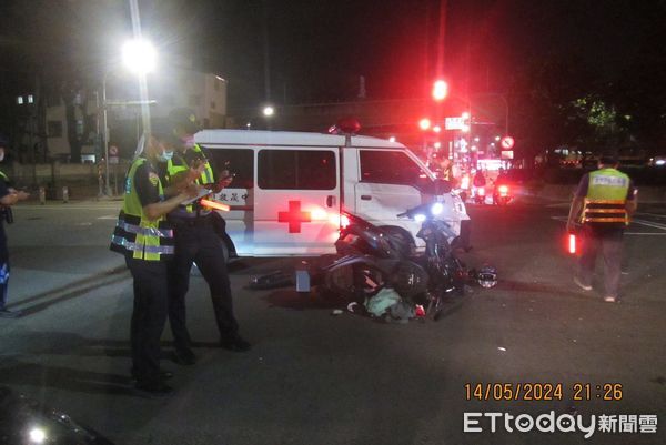 ▲▼1輛民間救護車紅燈直行撞倒2機車，4人受傷，騎士宣稱沒聽到鳴笛聲。（圖／民眾提供，下同）