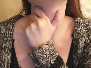 新冠急竄升「3症狀最明顯」　台大醫曝觀察：喉嚨痛到像砂紙磨