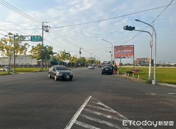 ▲台南市下營區發生一起交通事故，39歲沈姓男子駕駛自小客車行該處，為閃避林女車輛，整部車失控衝入路旁稻田內，所幸無人員受傷。（圖／記者林東良翻攝，下同）