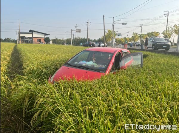 ▲台南市下營區發生一起交通事故，39歲沈姓男子駕駛自小客車行該處，為閃避林女車輛，整部車失控衝入路旁稻田內，所幸無人員受傷。（圖／記者林東良翻攝，下同）