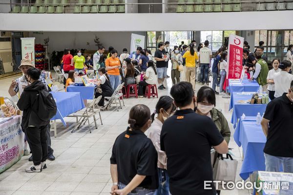 ▲嘉南藥理大學社會工作系、高齡福祉養生管理系及餐旅管理系攜手國內31家知名社福及長照機構辦理徵才活動，提供破百個工作機會。（圖／記者林東良翻攝，下同）