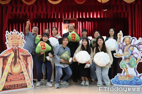 ▲中華醫大結合家長會、台南市校友會為應屆畢業生舉辦國考「包中」祈福許願活動，預祝國家專技高考金榜題名，孫逸民校長偕同家長會和校友會幹部發送包子和粽子給學生。（圖／記者林東良翻攝，下同）