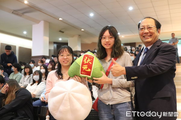 ▲中華醫大結合家長會、台南市校友會為應屆畢業生舉辦國考「包中」祈福許願活動，預祝國家專技高考金榜題名，孫逸民校長偕同家長會和校友會幹部發送包子和粽子給學生。（圖／記者林東良翻攝，下同）