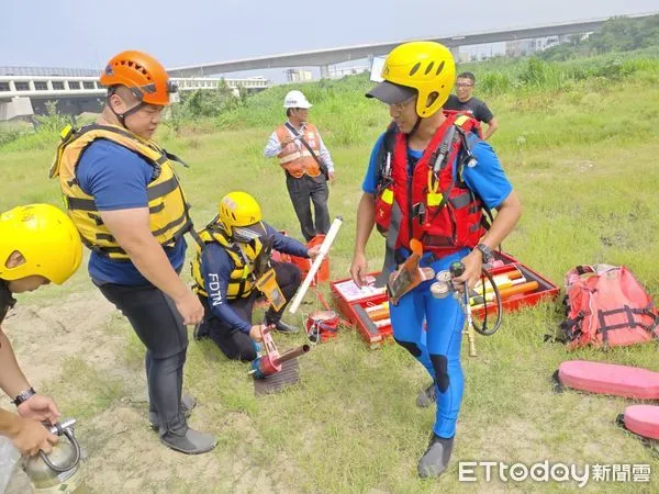 ▲台南市消防局第五救災救護大隊與永康區公所，15日於永安橋下共同辦理里長、里幹事、鄰長及志工於管膠筏船挺訓練。（圖／記者林東良翻攝，下同）