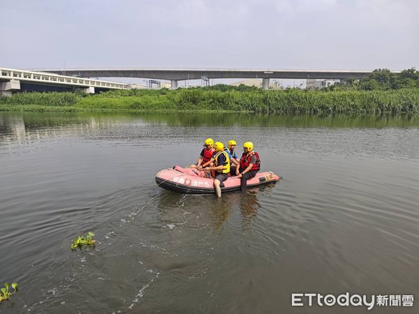 ▲台南市消防局第五救災救護大隊與永康區公所，15日於永安橋下共同辦理里長、里幹事、鄰長及志工於管膠筏船挺訓練。（圖／記者林東良翻攝，下同）