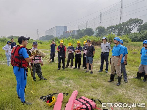 ▲台南市消防局第五救災救護大隊與永康區公所，15日於永安橋下共同辦理里長、里幹事、鄰長及志工於管膠筏船挺訓練。（圖／記者林東良翻攝，下同）