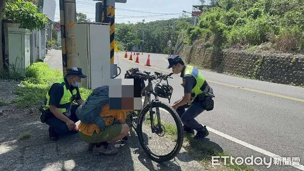 ▲自行車卡卡，警方提供機油並協助潤滑鍊條，排除故障。（圖／記者楊漢聲翻攝）