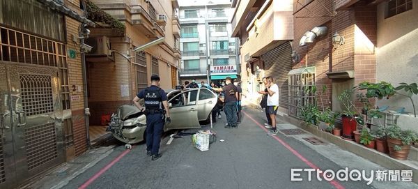 ▲楊姓女竊盜及毒品通緝犯，駕懸掛逾期檢驗註銷車牌車輛，被永康分局攔檢，楊女拒檢駕車竄逃，警開槍示警制止，楊女撞傷2名機車騎士並自撞民宅門柱被逮。（圖／記者林東良翻攝，下同）