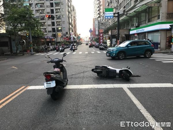 ▲楊姓女竊盜及毒品通緝犯，駕懸掛逾期檢驗註銷車牌車輛，被永康分局攔檢，楊女拒檢駕車竄逃，警開槍示警制止，楊女撞傷2名機車騎士並自撞民宅門柱被逮。（圖／記者林東良翻攝，下同）