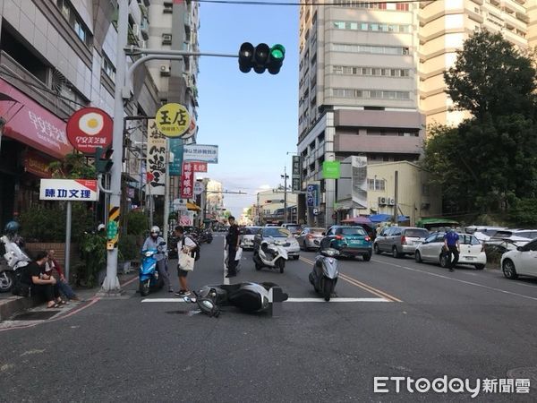 ▲楊姓女竊盜及毒品通緝犯，駕懸掛逾期檢驗註銷車牌車輛，被永康分局攔檢，楊女拒檢駕車竄逃，警開槍示警制止，楊女撞傷2名機車騎士並自撞民宅門柱被逮。（圖／記者林東良翻攝，下同）