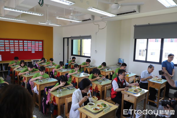 ▲今天雲林全縣國中小學校午餐同步供應蔬食餐，以「吃當地，食當季」為菜單設計原則。（圖／記者蔡佩旻翻攝）