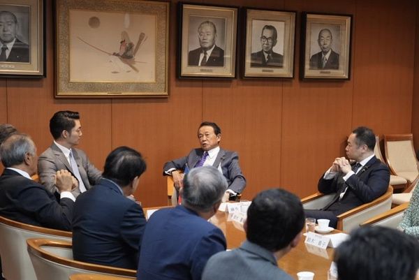 ▲▼蔣萬安拜會前首相麻生太郎。（圖／台北市政府提供）