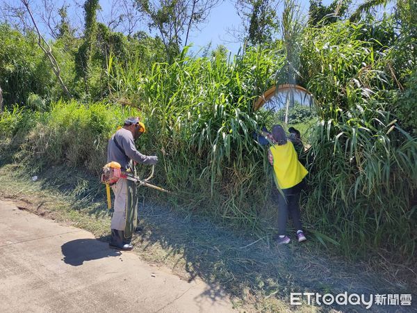 ▲▼志工們辛勤擦拭反光鏡，讓用路人行車時視線更清晰。（圖／林名揚翻攝）