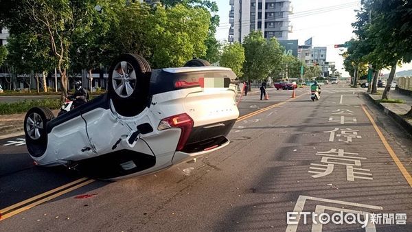 ▲2車違規對撞！瑞典坦克翻車躺大街，駕駛輕傷送醫。（圖／記者游瓊華翻攝）