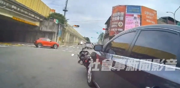 ▲台南市永康區復興路與高速二街口，發生一起追撞車禍，1輛黑色轎在停等红燈時遭後方車禍自後追撞，黑車往前撞飛前方1部機車的騎士受傷。（圖／翻攝自社會事新聞影音）